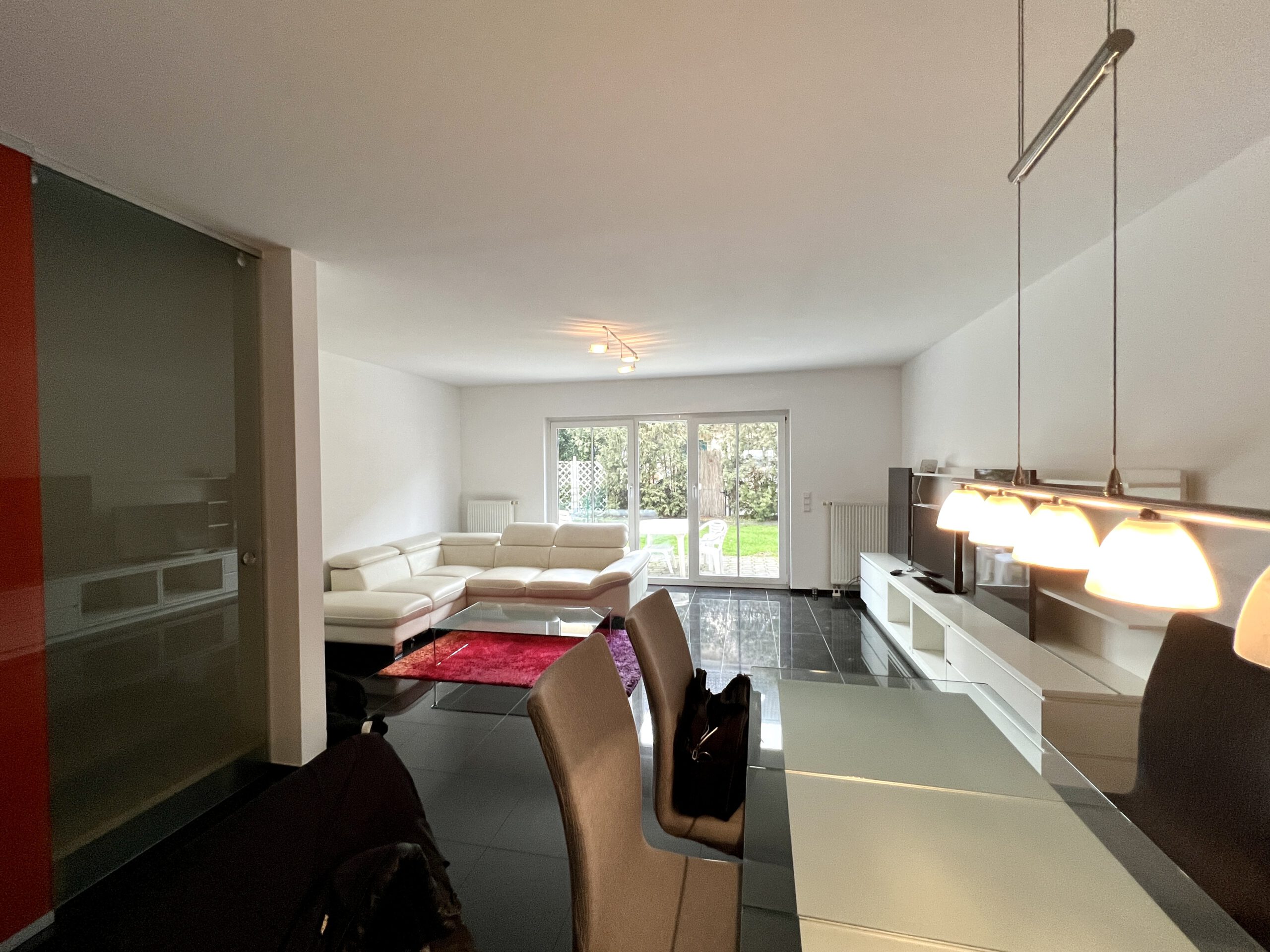 Modernes Wohnen mit Dach-Studio, Hobbyraum, Garten und 1 Stellplatz in Frankfurt-Niederursel