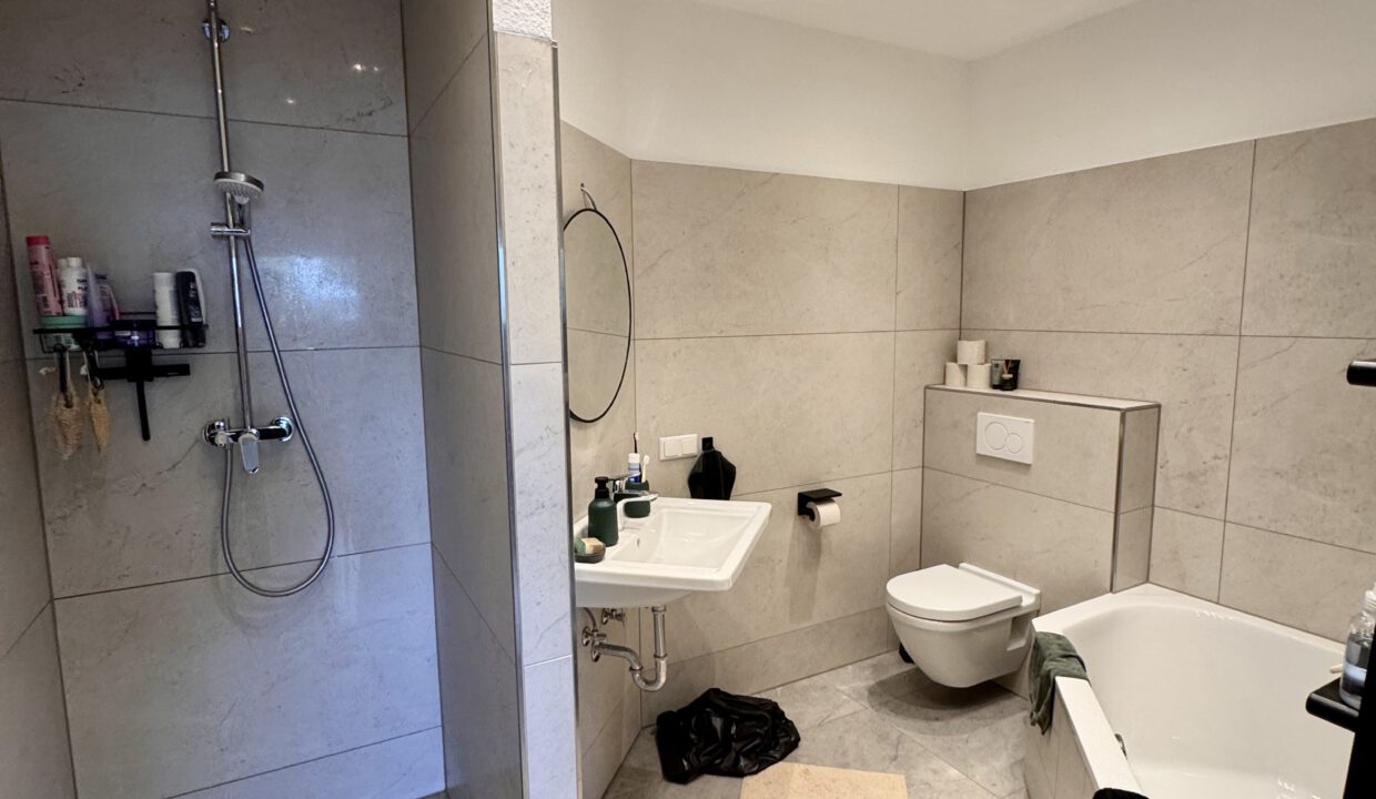 721AC2B0-58D8-426F-8891-BDC533664775_1_201_a