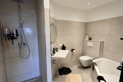 721AC2B0-58D8-426F-8891-BDC533664775_1_201_a